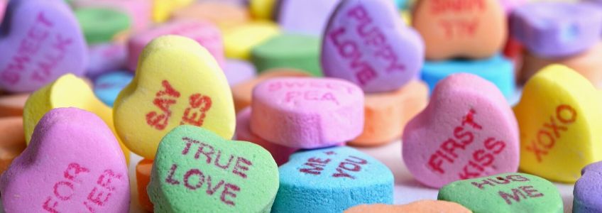 Stock photo of multicoloured candy hearts.